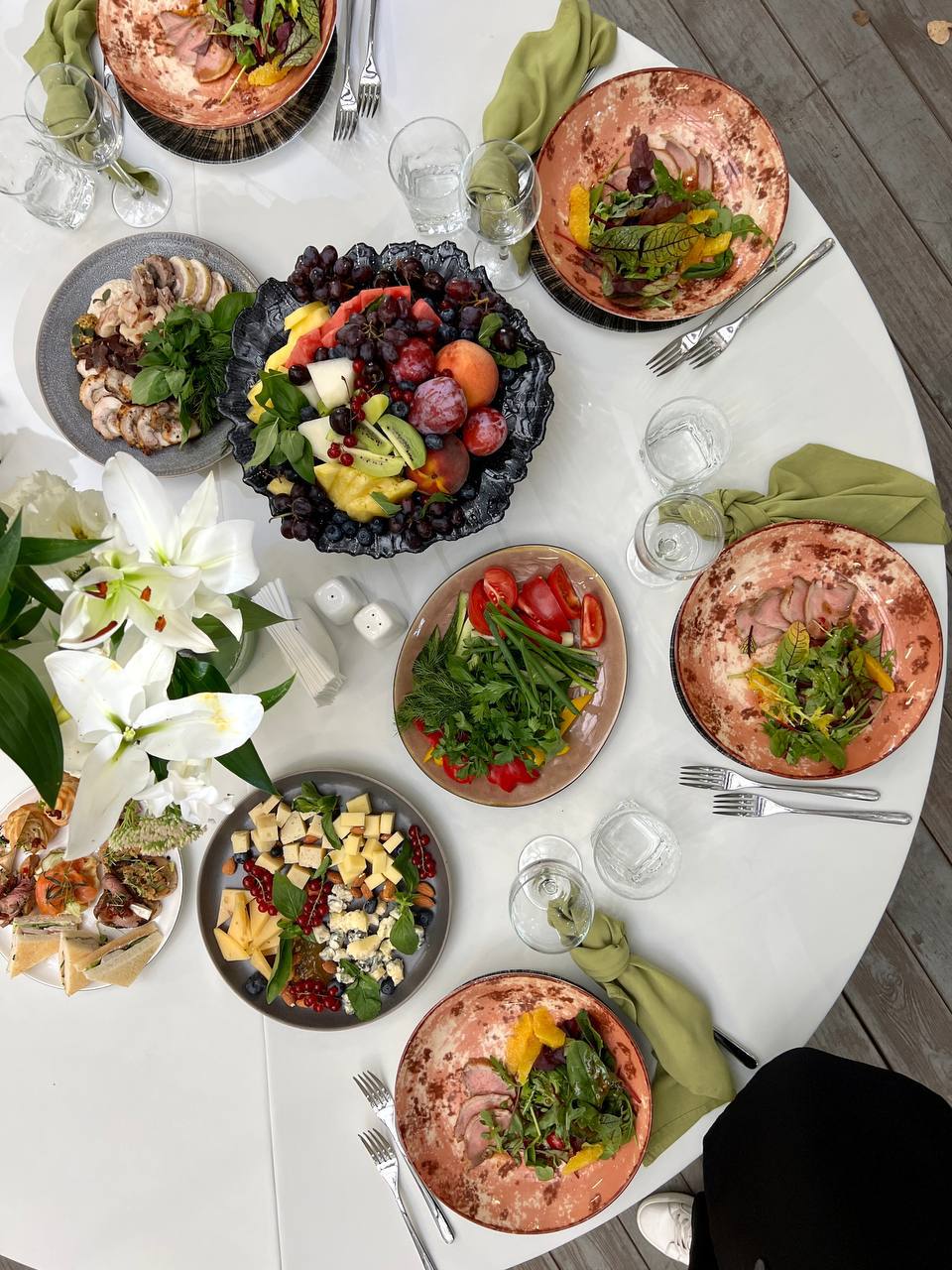 Праздничный стол Boutique Gourmet с блюдами, фруктами и живыми цветами