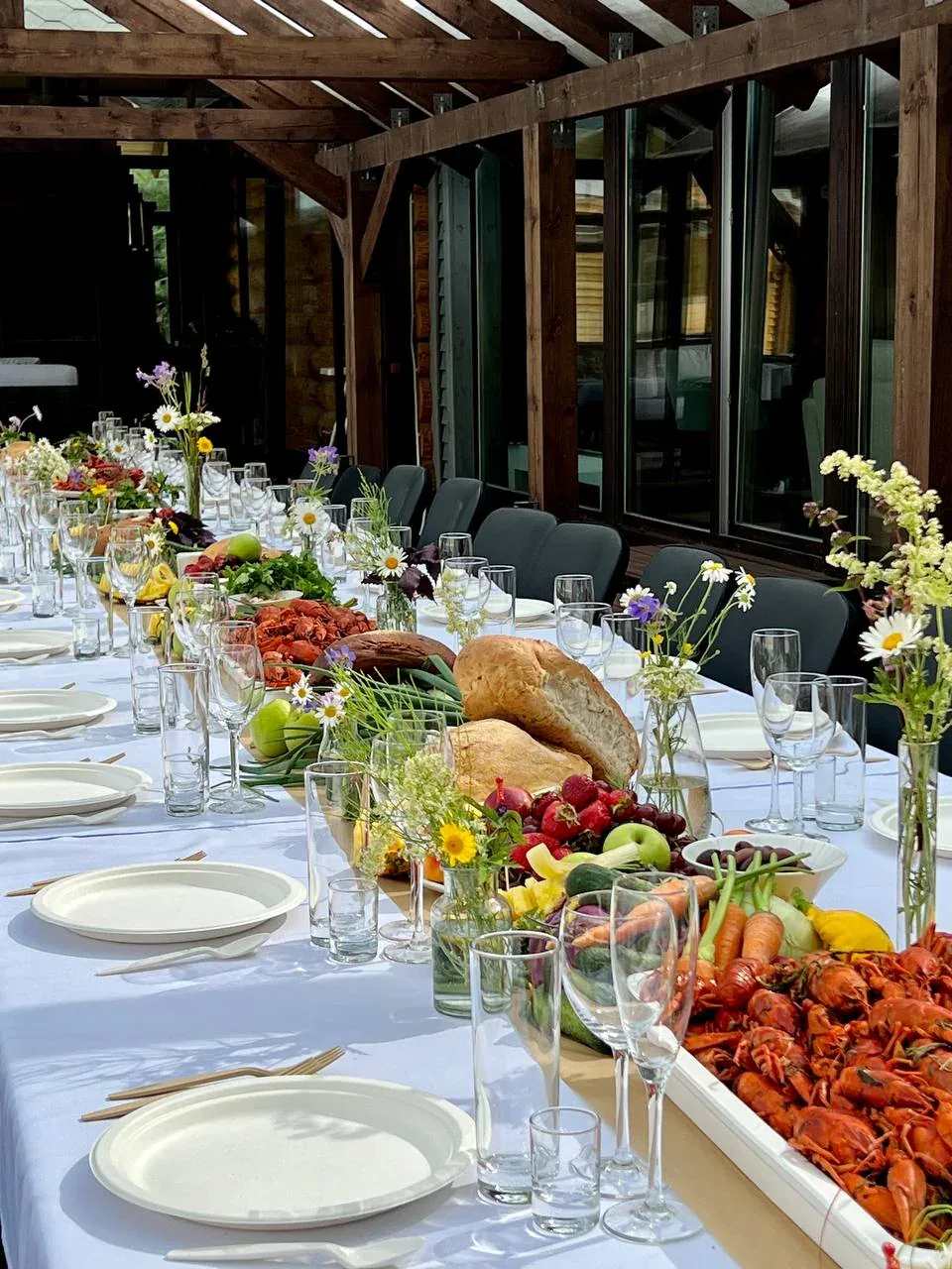 Длинный банкетный стол на веранде Boutique Gourmet Park